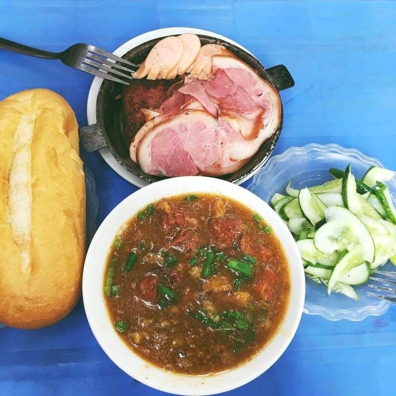 Bánh mì sốt vang cô Nga (3 Tạ Hiện) - Nổi tiếng khắp phố.