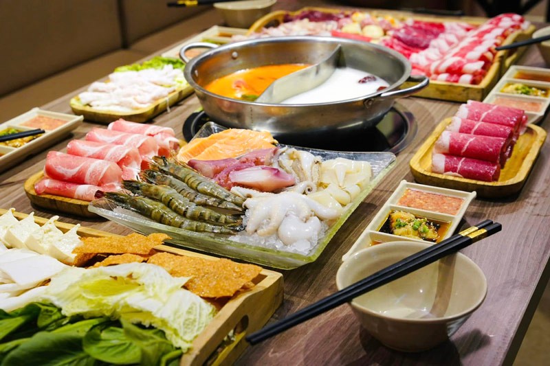 Buffet Seon chuyên phục vụ lẩu, hải sản, thịt nhúng.