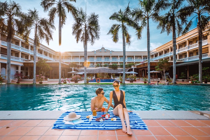 Victoria Cần Thơ Resort nổi bật với hồ bơi ngoài trời rộng lớn.