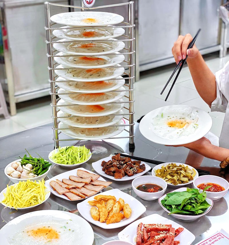 Bánh ướt 1k/dĩa, topping đầy đủ, tha hồ ăn!