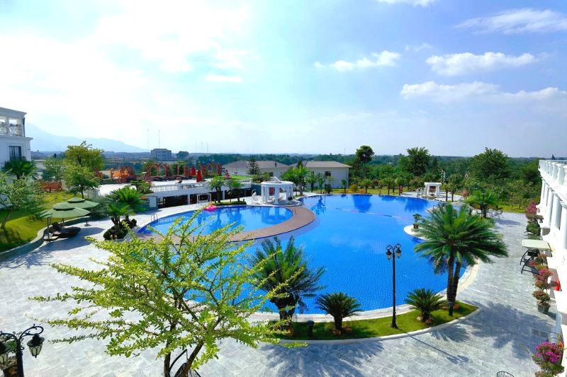 Glory Resort có 2 bể bơi ngoài trời và 1 bể trong nhà.