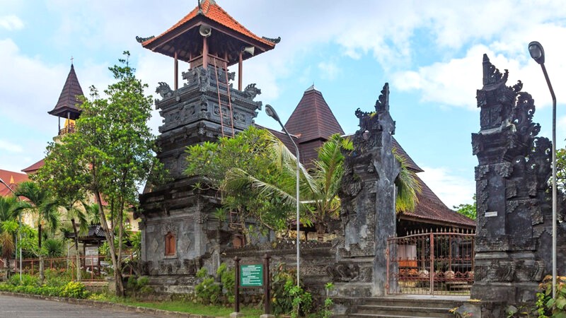 Puja Mandala, khu phức hợp tôn giáo độc đáo tại Bali Nusa Dua, thể hiện sự đa dạng tôn giáo của Indonesia.