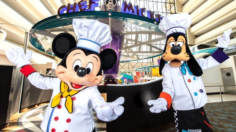 Chef Mickey's: Nơi gia đình nạp năng lượng sau ngày vui chơi!