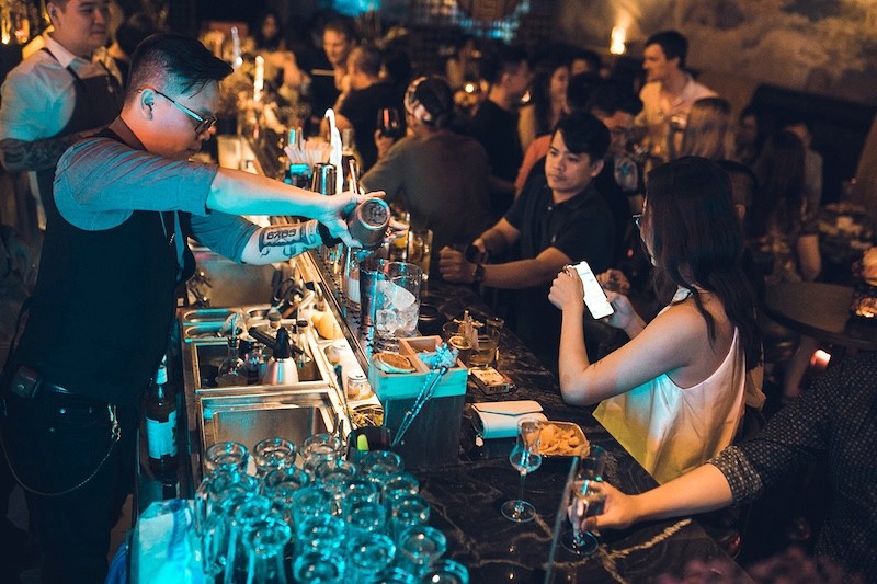 Sài Gòn sôi động với vô số quán bar, pub và lounge, mang đến không gian thư giãn cho mọi người khi đêm xuống.