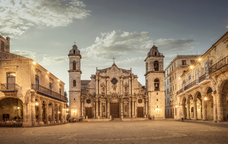 Quảng trường Nhà thờ thu hút du khách ở Havana.