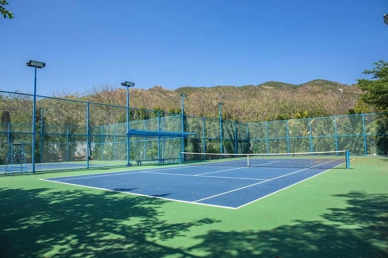 Sân tennis rộng, thoáng đãng.