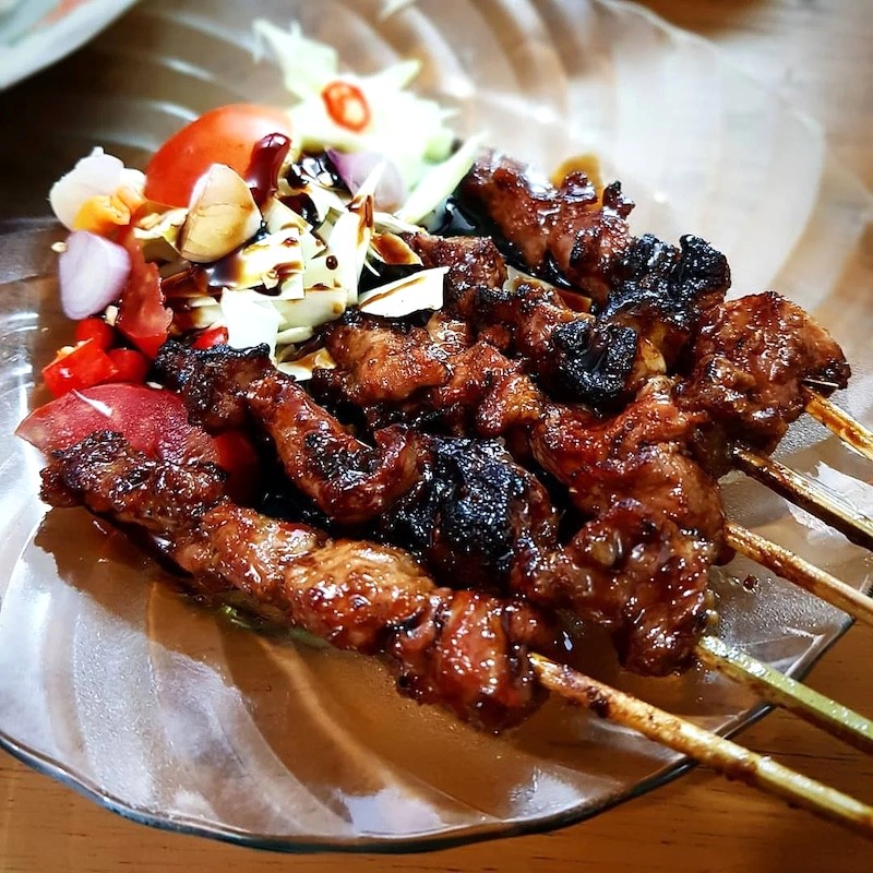 Satay là món thịt xiên nướng, thường làm từ thịt heo, bò, gà, cừu hoặc hải sản.