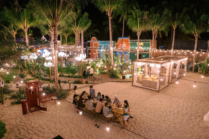 Mango Beach lung linh hơn về đêm.