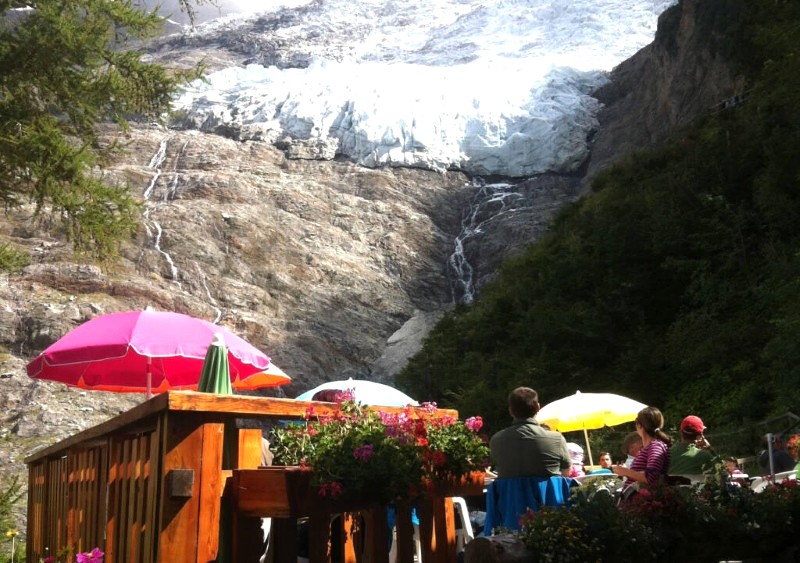 Leo núi Glacier des Bossons để ngắm nhìn sông băng và núi non hùng vĩ.