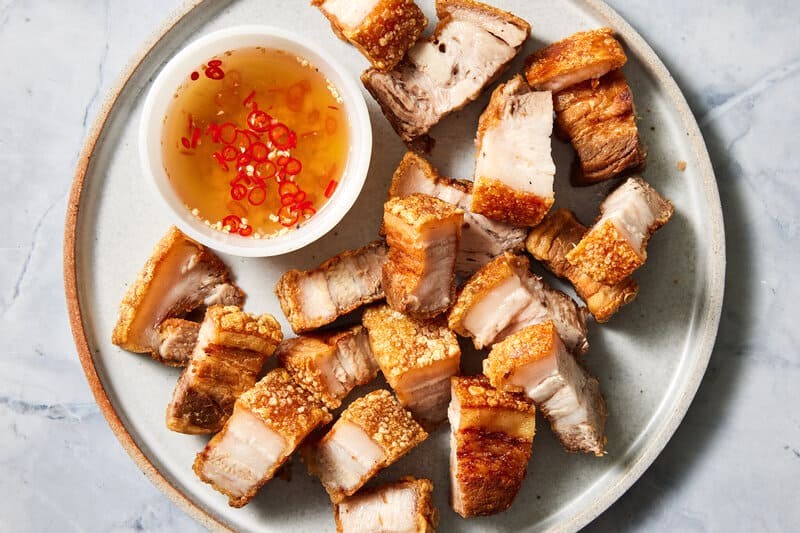 Lechon Kawali và Crispy Pata là lựa chọn tiện lợi cho tín đồ ẩm thực bận rộn, muốn thưởng thức lechon mà không cần nướng.