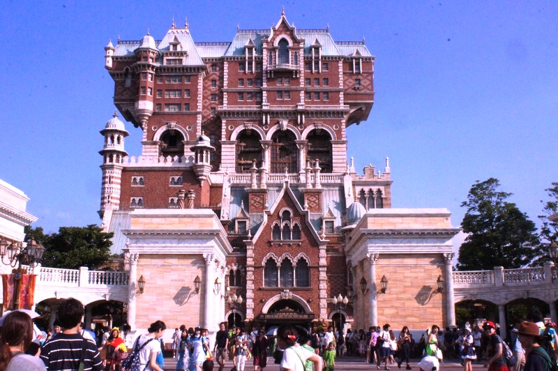 Tháp Kinh hoàng (Tower of Terror) là khách sạn ma ám, mang đến trải nghiệm đáng sợ cho du khách.