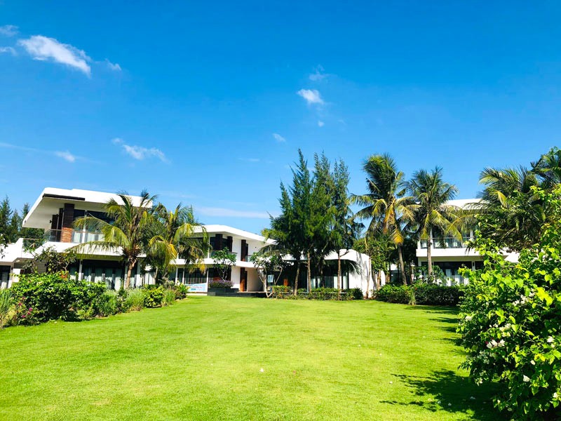 Biển xanh bao phủ Saint Simeon Resort & Spa.