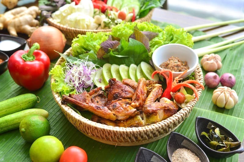 Thưởng thức gà mẹt Lào đậm đà hương vị tại Lao Restaurant, lựa chọn lý tưởng cho tín đồ ẩm thực Hà Nội.