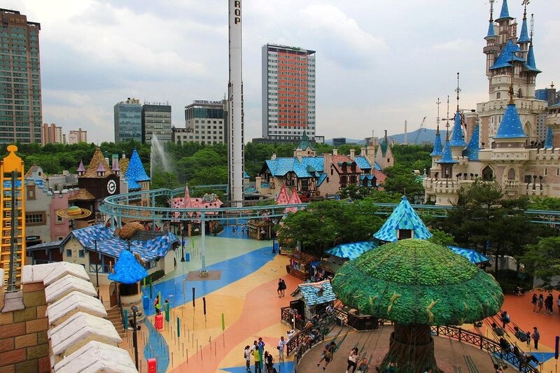 Lotte World là thiên đường giải trí cho gia đình, với các chương trình biểu diễn, diễu hành, trò chơi cảm giác mạnh và nhiều hoạt động vui nhộn khác.