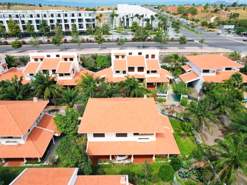 ## Villa Domaine Mũi Né: Kiến trúc Pháp cổ điển sang trọng, lấy cảm hứng từ những ngôi làng xưa. (Ảnh: Tony Thang)