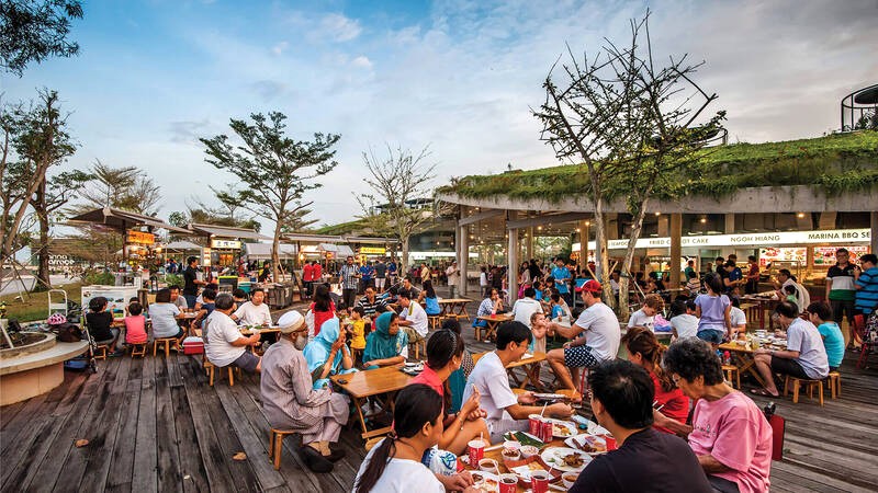 Thưởng thức cánh gà BBQ, cua sốt ớt và khung cảnh bờ sông tuyệt đẹp tại Satay by the Bay. (Ảnh: gardensbythebay)