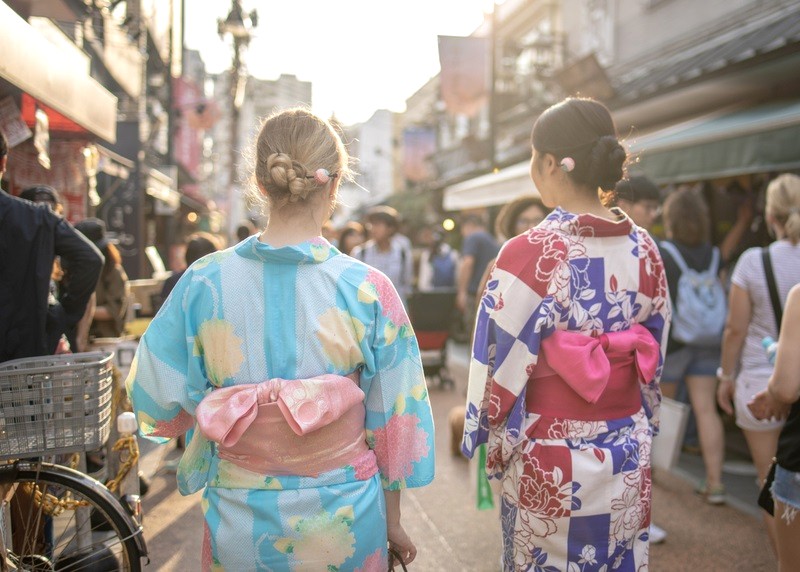 Yukata, trang phục truyền thống Nhật Bản, là hình ảnh quen thuộc trên đường phố, thu hút du khách. (Ảnh: Satoshi-K/Getty Images)