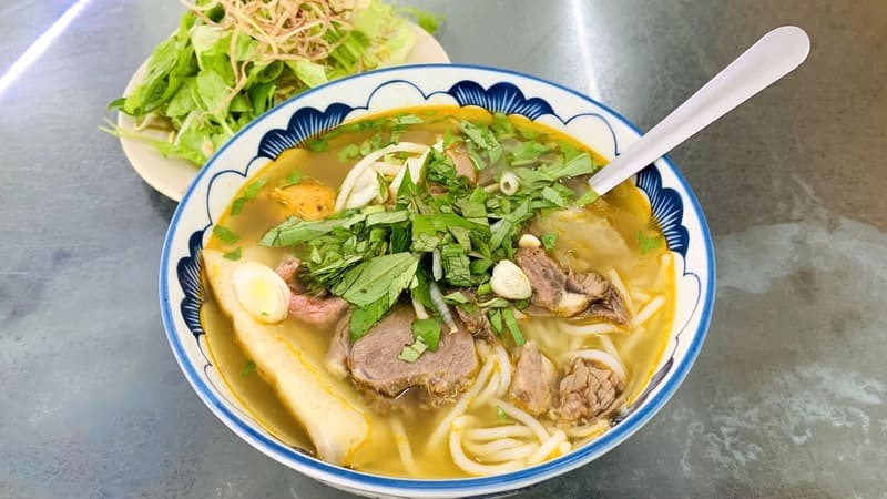 Bún bò Huế O Lê ở Gò Vấp được yêu thích bởi hương vị ngon, chất lượng và không gian thoáng mát. (Ảnh: Dũng Phạm)