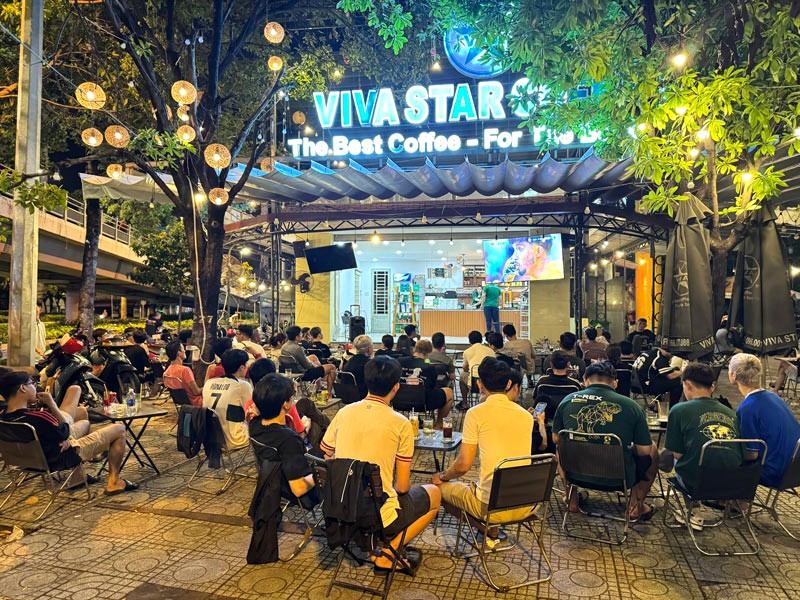 Viva Star Coffee, quán cà phê bóng đá quận 11 thu hút nhiều khách hàng.