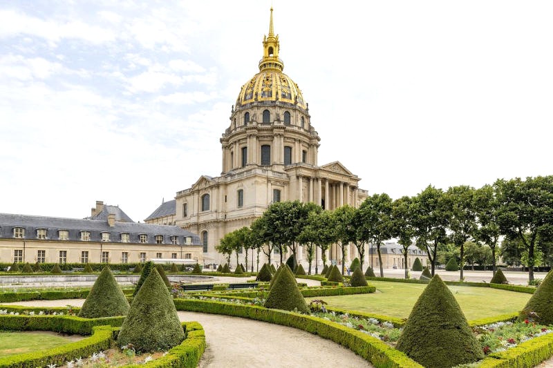 Điện Invalides, với mái vòm vàng lấp lánh và kiến trúc đồ sộ, là điểm đến hấp dẫn du khách khi thăm Paris. (Ảnh: Vietnam Record Association)