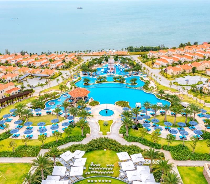 Nằm bên bờ biển Phan Thiết, Centara Mirage Resort Mũi Né là một tuyệt tác nghỉ dưỡng 5 sao.