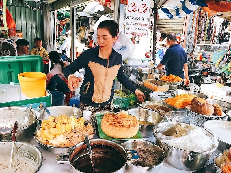 Chè Campuchia đơn giản, thường kết hợp các nguyên liệu cơ bản như đường thốt nốt, sữa tươi, nước cốt dừa, sầu riêng... (Ảnh: innoviet)