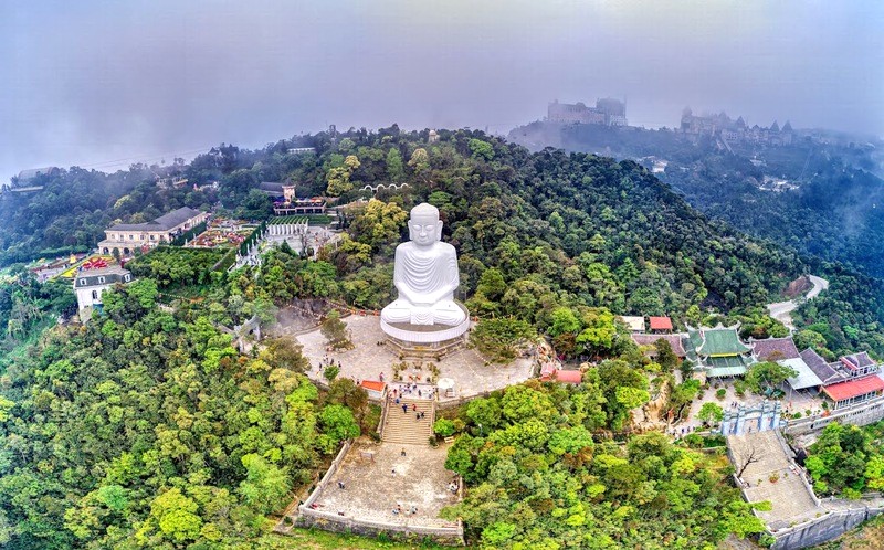 Chùa Linh Ứng Bà Nà: Nơi thiên nhiên hùng vĩ giao hòa với sự uy nghiêm của Phật pháp. (131 ký tự)