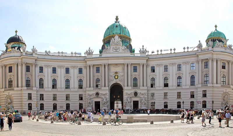 Khám phá Hofburg, cung điện vòng cung độc đáo ở Vienna.