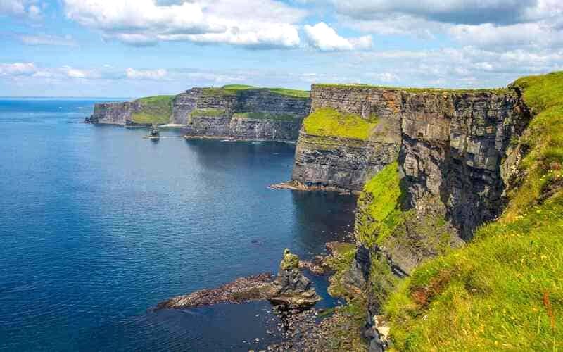 Nằm ở bờ biển phía tây của Quận Clare, Cliffs of Moher bắt đầu ngay phía bắc làng Liscannor, Ireland. (Ảnh: Ben1183/Getty Images)