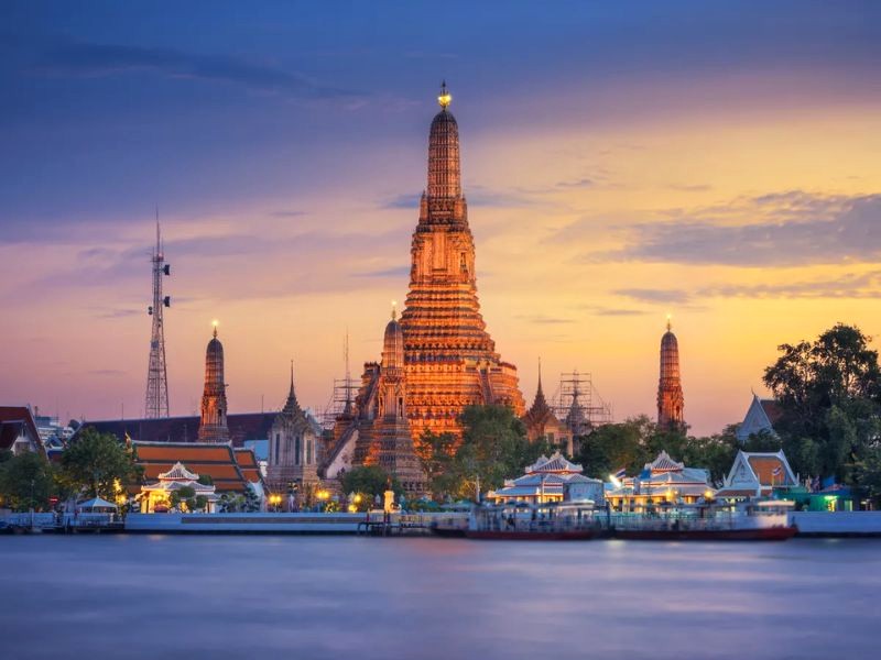 Thonburi, bên bờ tây sông Chao Phraya, từng là thủ đô của Xiêm từ năm 1767 sau khi Ayutthaya bị cướp phá. (Ảnh: takemetour)