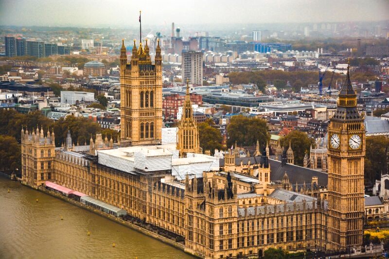 Cung điện Westminster, hay Tòa nhà Quốc hội, là một trong những điểm du lịch nổi tiếng nhất của London. (139 ký tự)