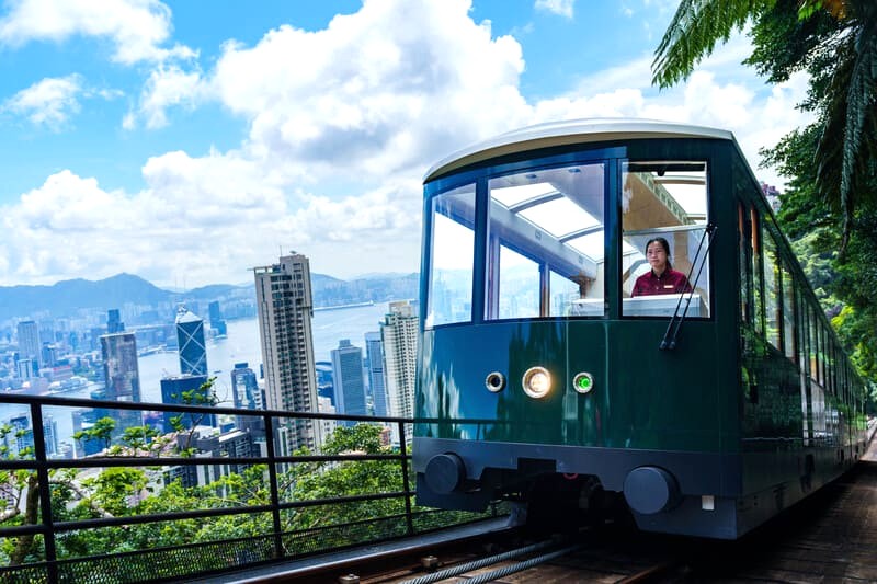 Tuyến xe điện Peak Tram tại Hồng Kông là tuyến cáp treo ấn tượng, mang đến trải nghiệm độc đáo cho du khách. (127 ký tự)