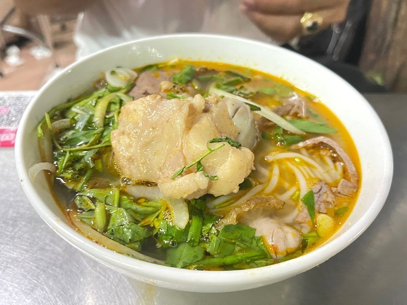 Khám phá hương vị truyền thống tại Bún bò Cây Me! 🍜 (92 ký tự)