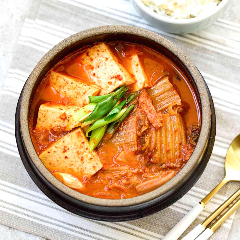 Canh Kimchi cải thảo Kimchi-jjigae là biểu tượng ẩm thực đặc trưng của Hàn Quốc. (Ảnh: EatingWell)