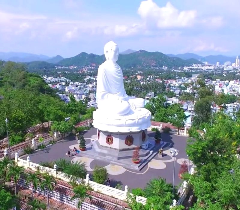 Tượng Kim Thân Phật Tổ trắng cao sừng sững, là điểm nhấn của chùa Long Sơn. (Ảnh: Lotus Tourist)