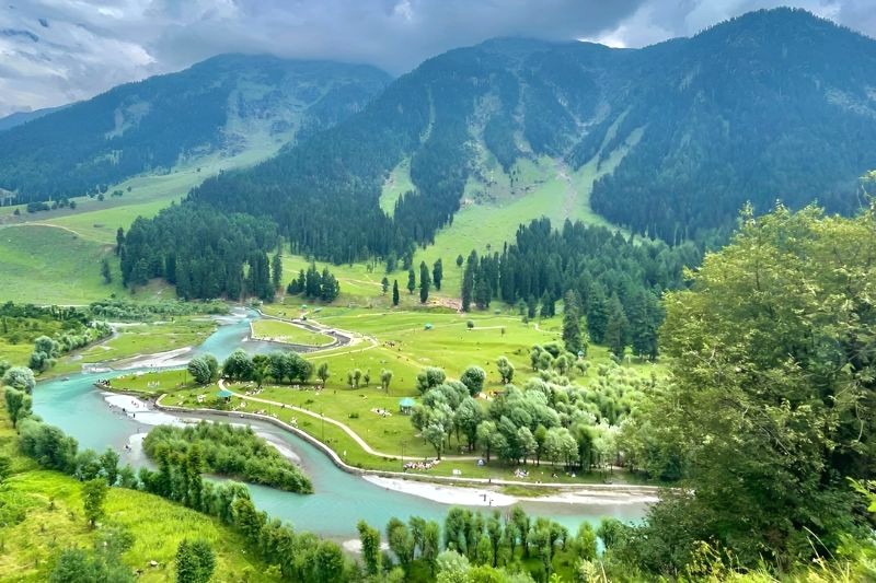 Pahalgam, tọa lạc ở thung lũng Lidder, Anantnag, Kashmir, là thiên đường với đồng cỏ xanh mướt, núi tuyết trắng xóa và dòng sông uốn lượn thơ mộng. (179 ký tự)