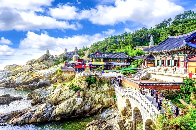 Nằm trên vách đá hiểm trở, đền Haedong Yongungsa tại Busan là ngôi đền duy nhất ở Hàn Quốc mang đến khung cảnh biển mênh mông, sóng vỗ rì rào.