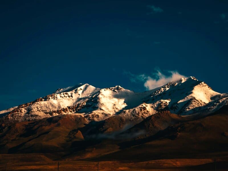 Núi Kailash (6.741m), còn gọi là núi Tu Di, là ngọn núi thiêng của Tây Tạng. (Ảnh: Raimond Klavins)