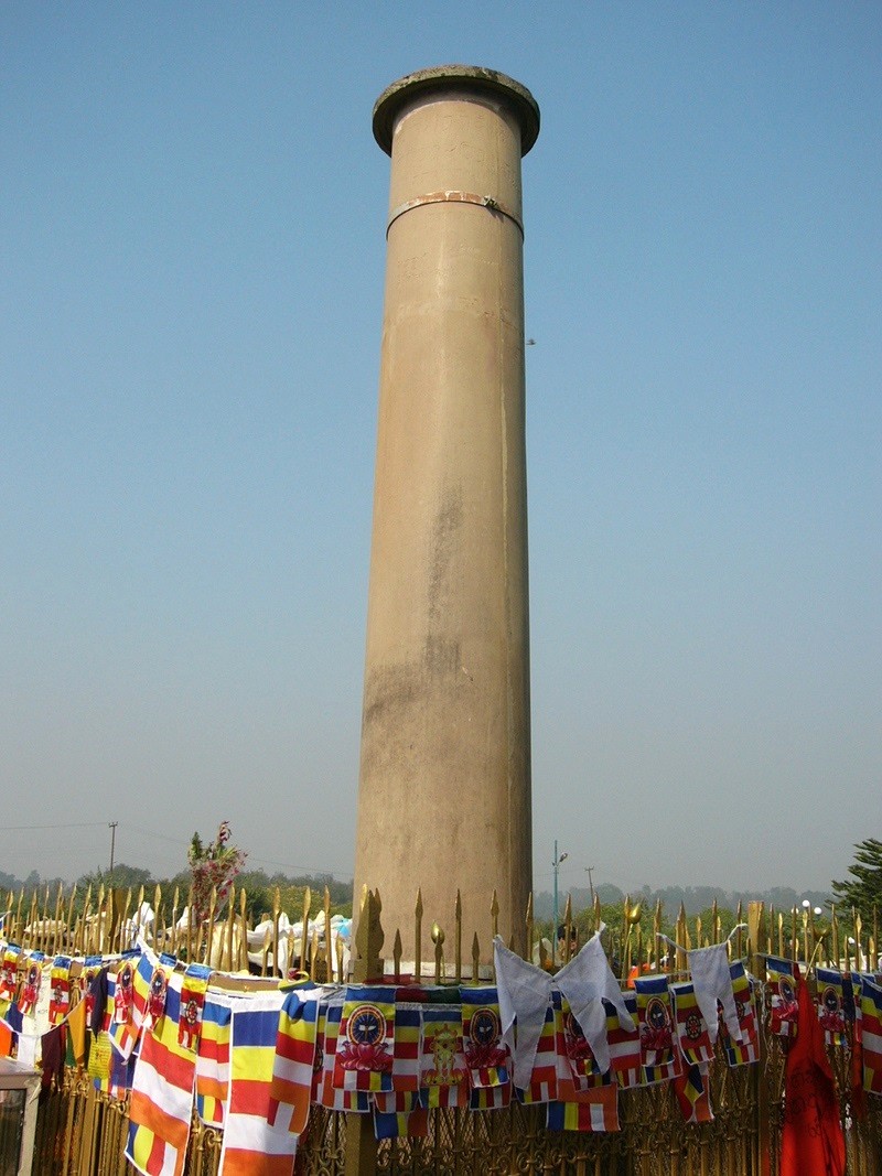 Trụ cột Ashokan tại Lumbini xác nhận đây là nơi Đức Phật ra đời. (Ảnh: tsemrinpoche)