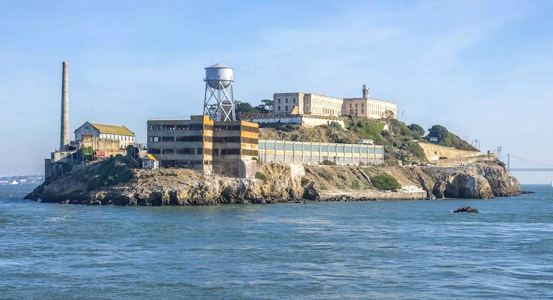 Alcatraz, với kiến trúc độc đáo, lịch sử đầy biến động và những câu chuyện huyền bí, hứa hẹn một trải nghiệm du lịch khó quên. (149 ký tự)