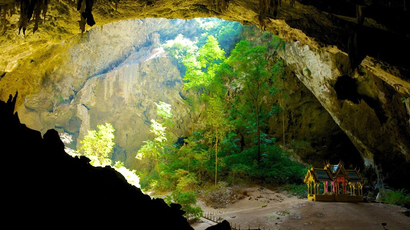 Hang động Phraya Nakhon: điểm du lịch nổi tiếng của Thái Lan.