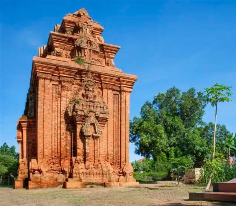 Tháp Bình Lâm - di tích Champa cổ kính. (Ảnh: Quy Nhơn Hotel)