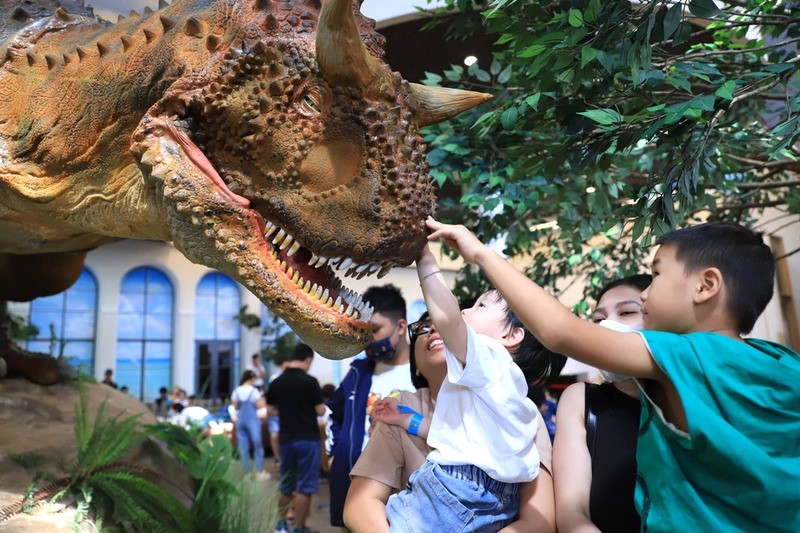 Dino Cafe: Không gian cà phê độc đáo với khủng long sống động. (Ảnh: Báo SÀI GÒN GIẢI PHÓNG)