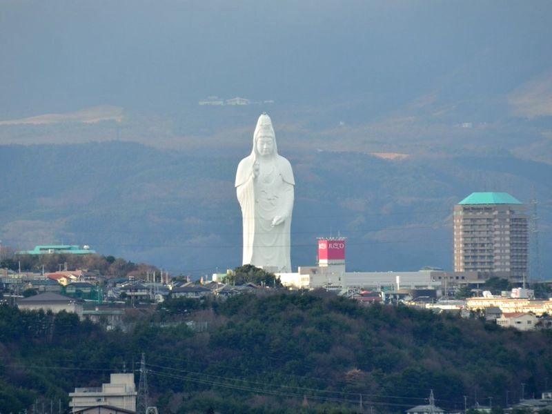 Tượng Sendai Daikannon, cao chót vót, là biểu tượng ấn tượng của thành phố Sendai. (Ảnh: Benri.press)