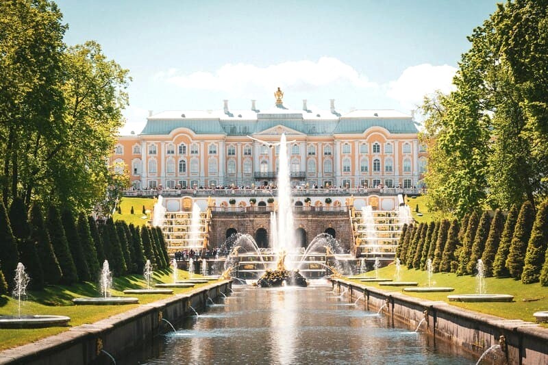 Cung điện mùa hè Peterhof, tọa lạc tại Peterhof, Saint Petersburg, là quần thể cung điện và vườn hoa tráng lệ. (Ảnh: Dimitry B)