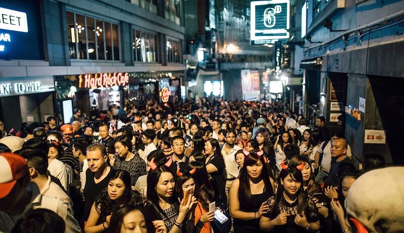 Lan Quế Phường về đêm sôi động, thu hút những người yêu thích tiệc tùng. (Ảnh: Lan Kwai Fong Group)