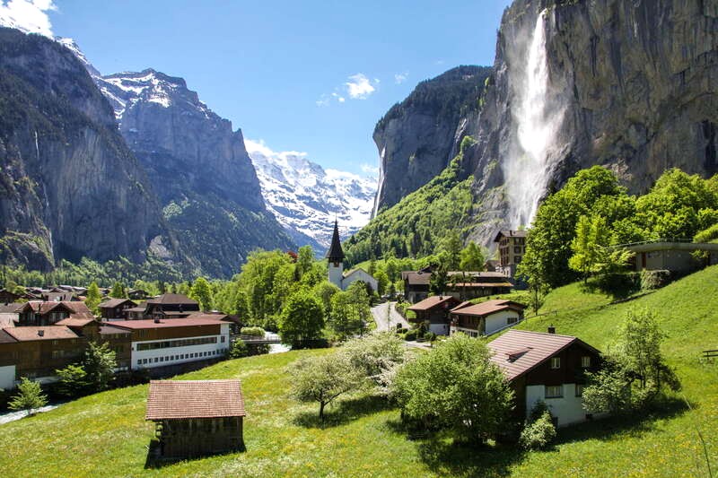 Lauterbrunnen (795 m), ẩn mình giữa vách đá hùng vĩ và đỉnh núi cao ngất. (Ảnh: 133026011076)