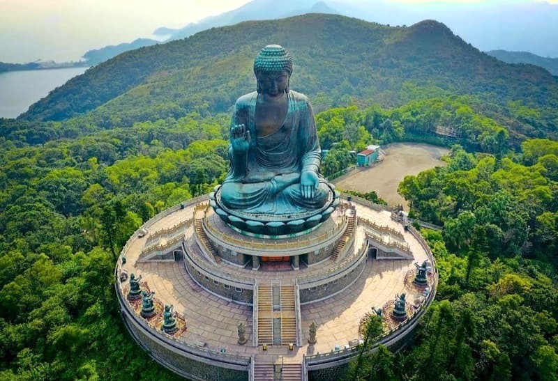 Tượng Phật Thiên Đàn trên đỉnh Ngong Ping, đảo Lantau, là một trong những tượng Phật ngồi lớn nhất thế giới. (Ảnh: Maxwell Haryana)