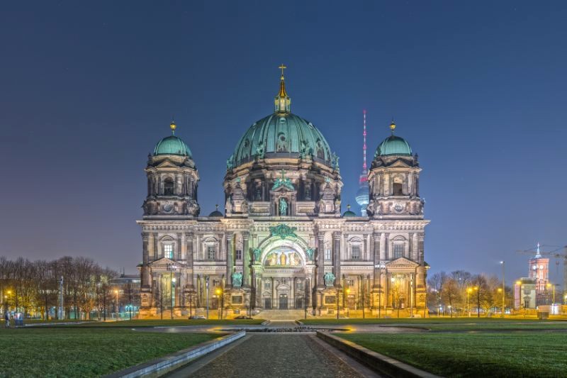 Berliner Dom, tọa lạc ở trung tâm Berlin, là một điểm nhấn kiến trúc nổi bật trên đảo Bảo tàng. (96 ký tự)