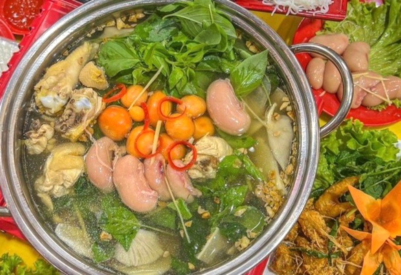 Lẩu gà lá é thêm đậm đà với trứng non và kê gà. (Ảnh: shopeefood)